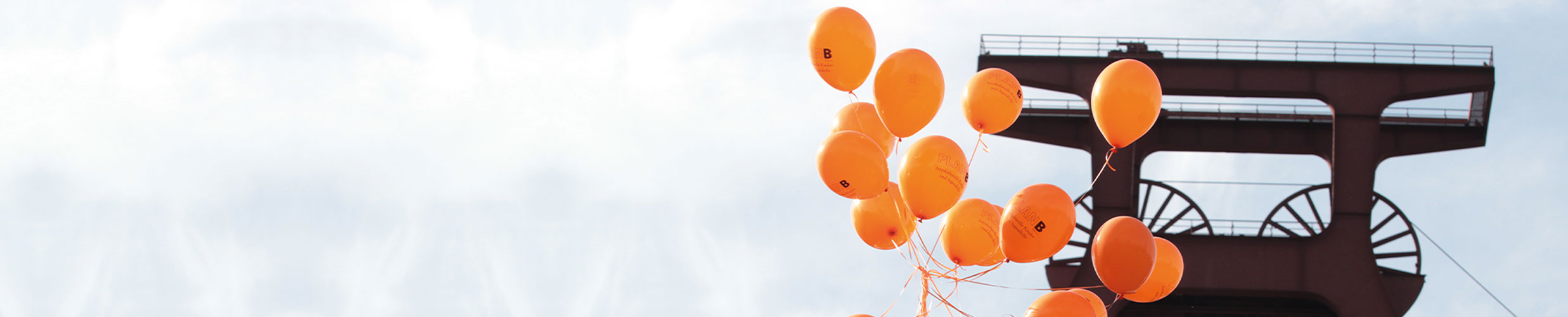 Zollverein Förderturn und orangene PLANB-Luftballons